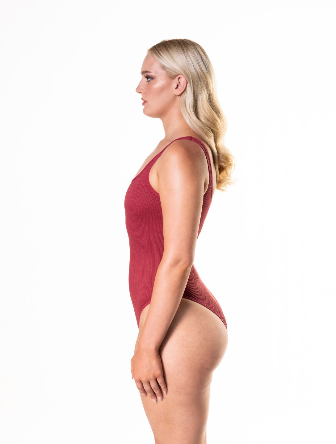 Rippendes Shapewear-Bodysuit in Weiß für jeden Anlass.