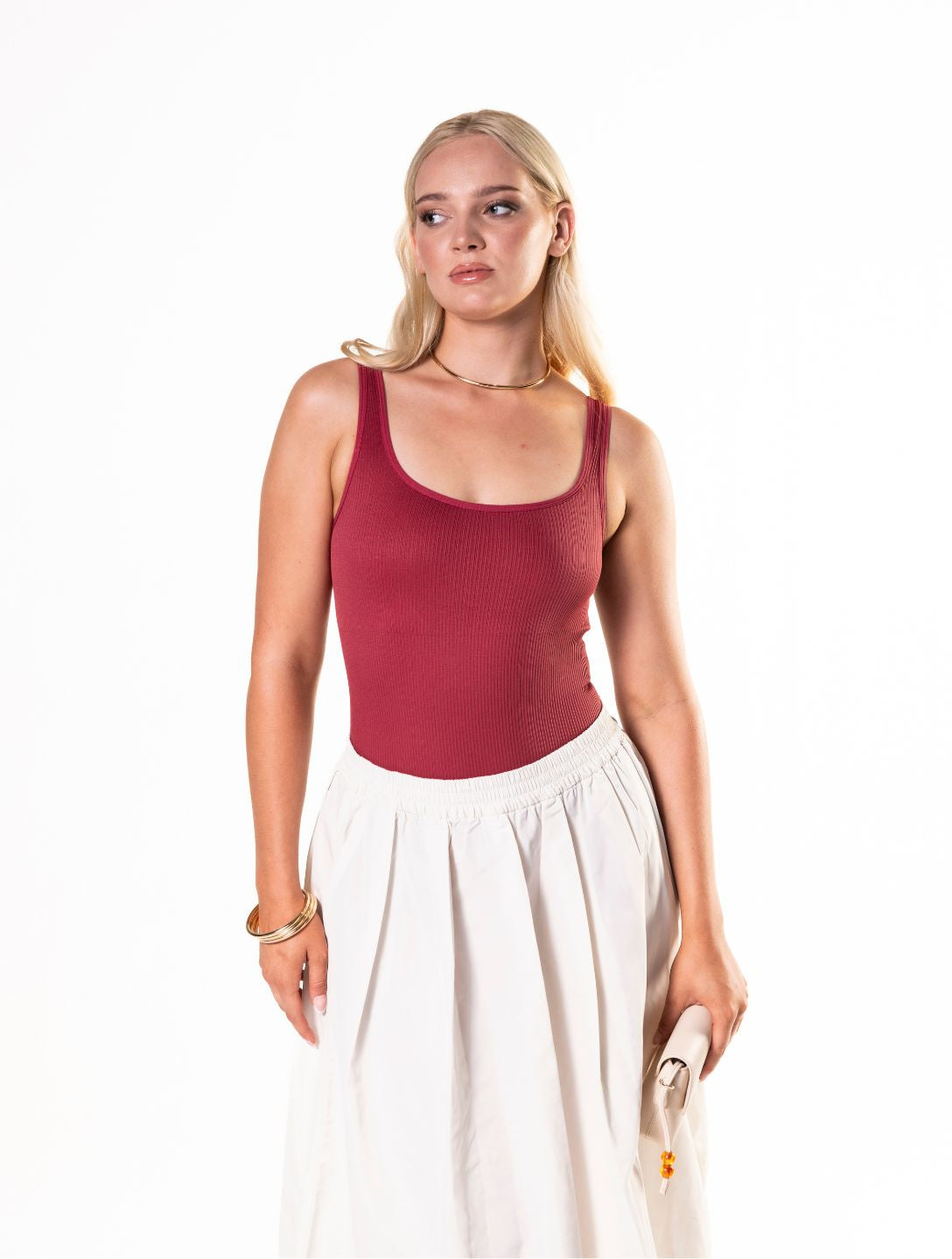 Rippendes Shapewear-Bodysuit in Off-White für einen eleganten Look.